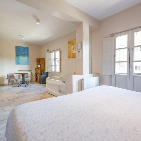 Suites con Jacuzzi Santillana Santillana del Mar Esterno foto