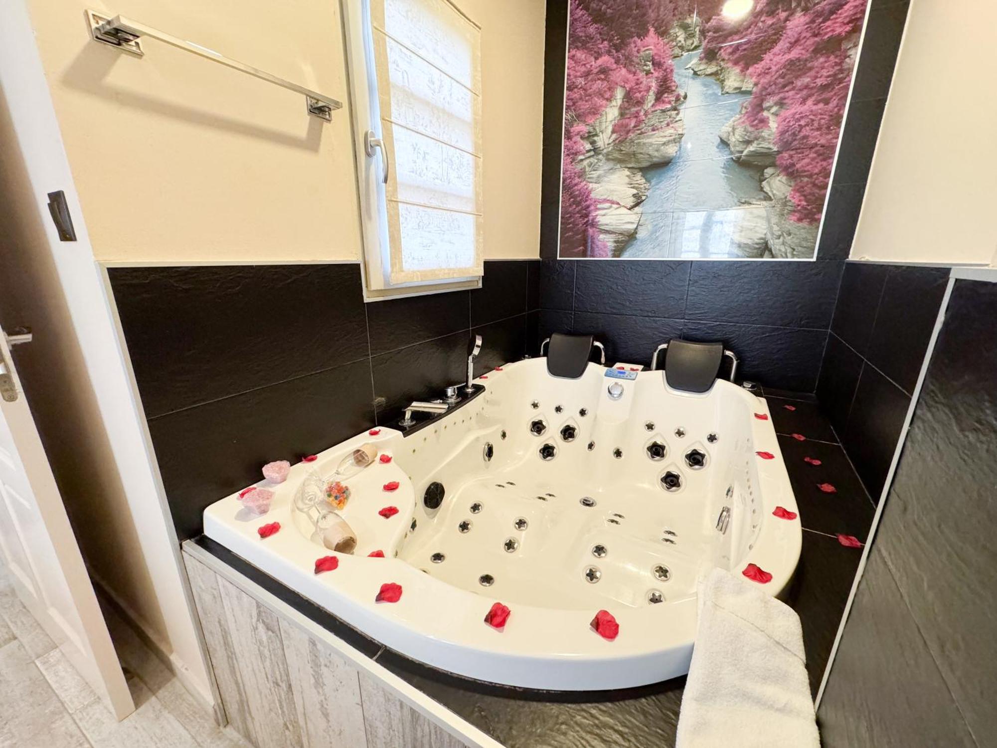 Suites con Jacuzzi Santillana Santillana del Mar Esterno foto